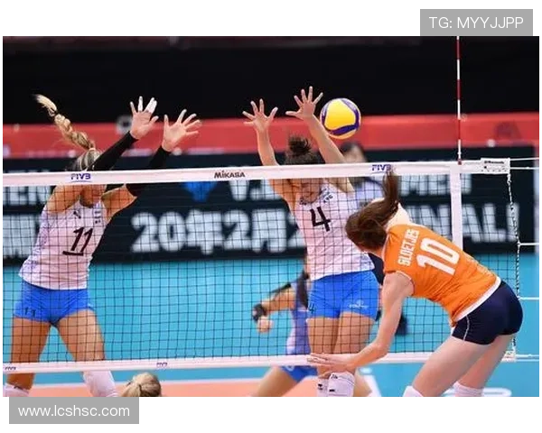 中国女排鏖战五局力克巴西强势晋级决赛再现拼搏精神燃动全场 中国女排鏖战五局力克巴西强势晋级决赛再现拼搏精神燃动全场