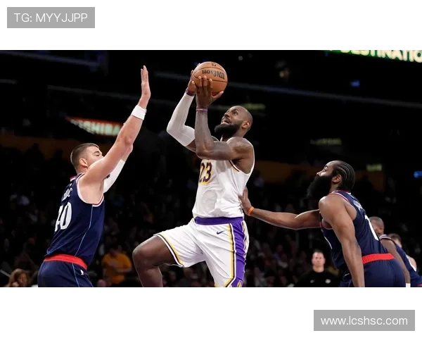 詹姆斯再创纪录率湖人逆转取胜年轻球员表现惊艳引爆全场热议